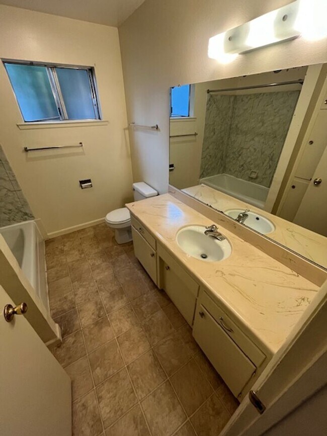 Building Photo - 1209 Drake Cir