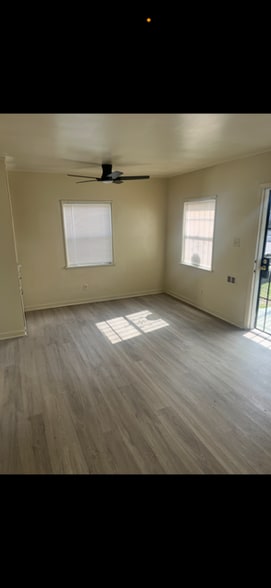 Building Photo - 1423 E 60th St