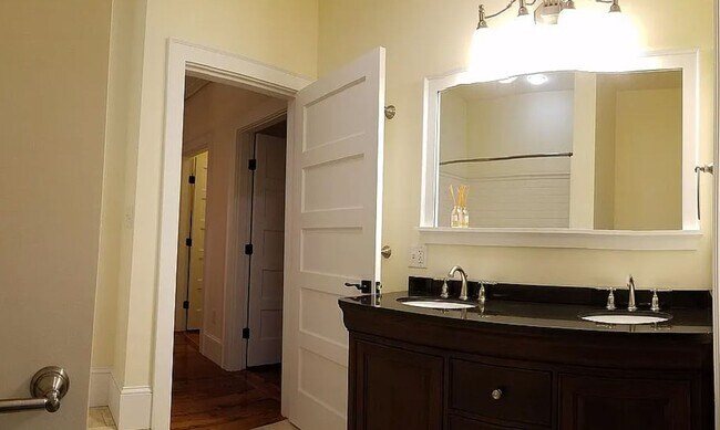 Building Photo - 14 Gray St