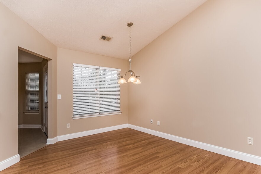 Building Photo - 2704 Lake Park Ridge E