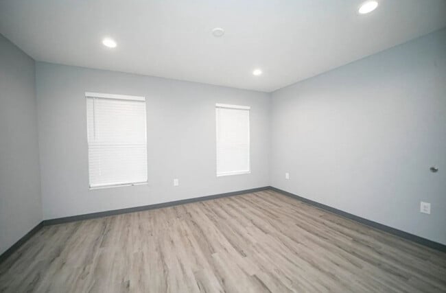 Building Photo - River Oaks Apartments