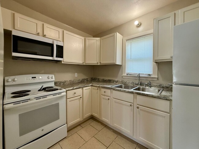 Building Photo - 2 Bedroom at Kellogg and Oliver