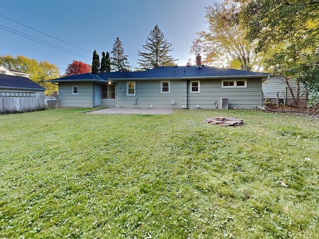 Building Photo - 2551 Charlotte St