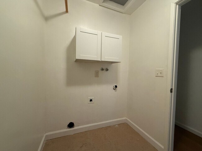 Building Photo - Lynn Ave Duplex