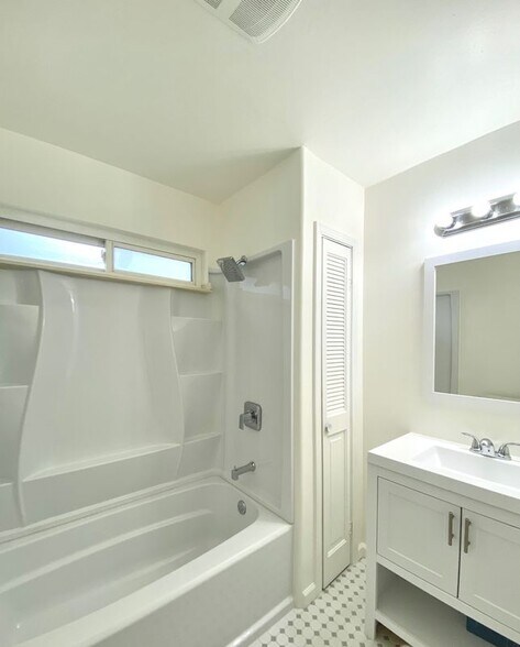 Building Photo - 1471 Bird Ave