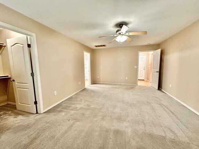 Building Photo - Newer 3 Bedroom off I-240