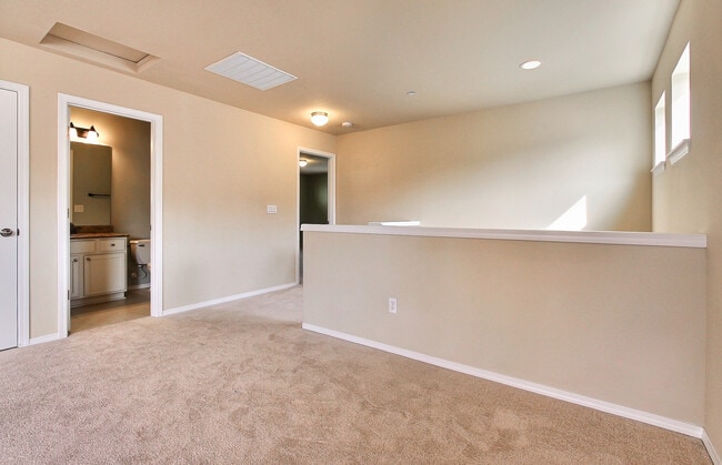Building Photo - Open Floor Plan Home!  3 Bedroom, 2.5 bath with Loft