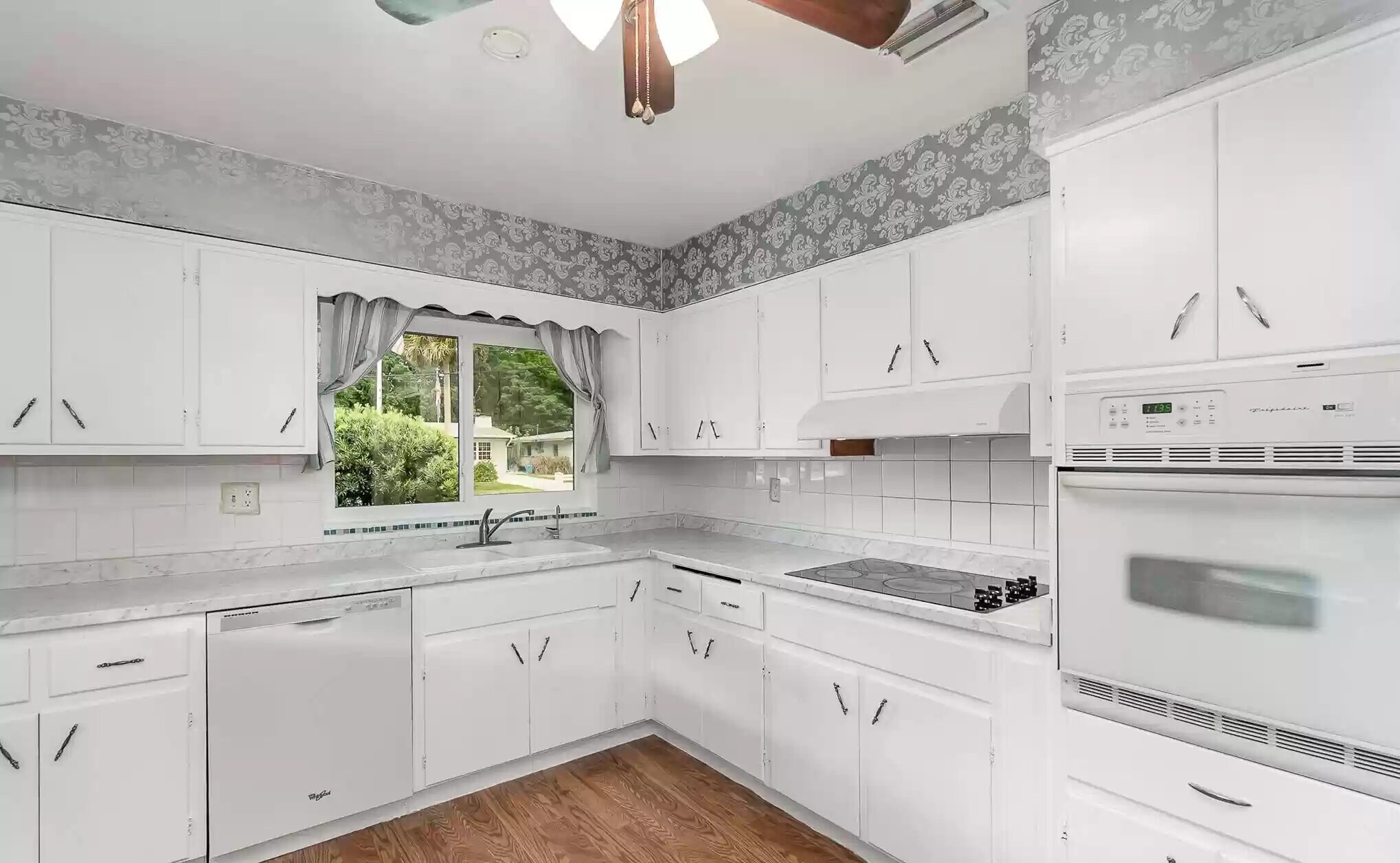 Building Photo - 282 W Laila Dr