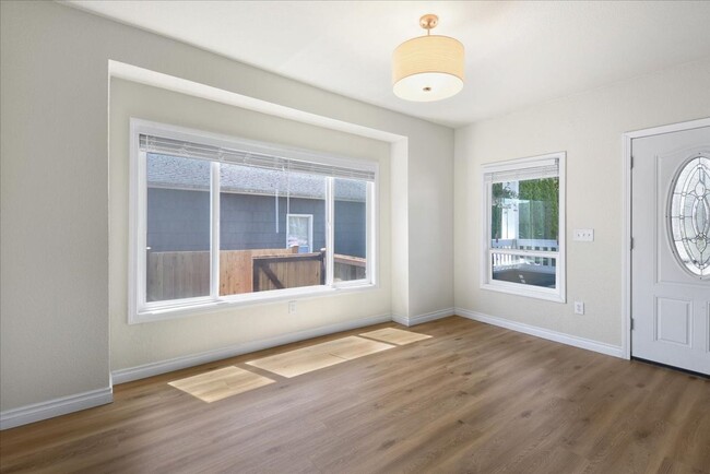 Building Photo - 3Bd/2.25Ba Everett Home