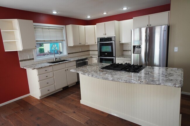 Building Photo - 1394 E Holly St