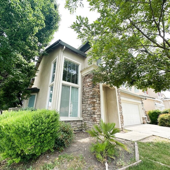 Building Photo - North Natomas- 3 Bed 2.5 bath 2 Car Corner home