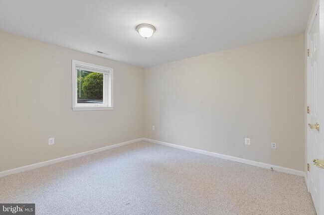 Building Photo - 43594 Hay Rd