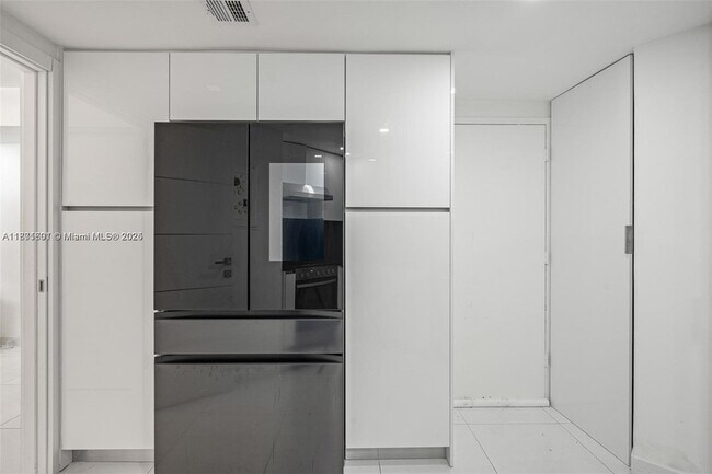 Building Photo - 999 Brickell Bay Dr