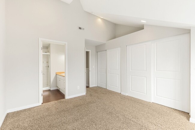 Building Photo - 2 Bedroom 2 Bath Townhouse 2 Car Garage S ...