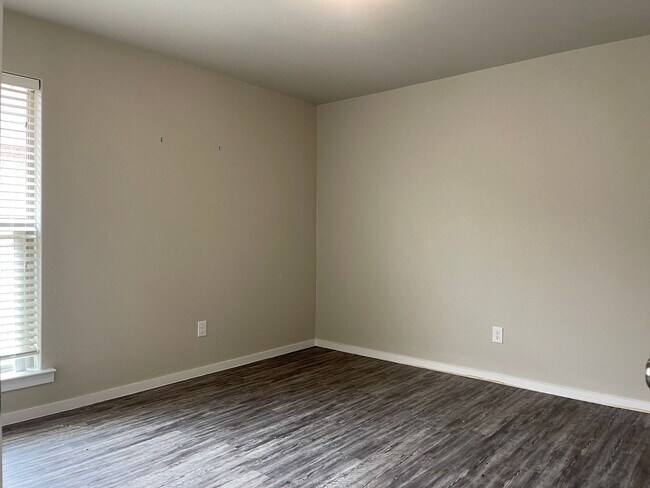 Building Photo - 3 bed 2 bath Available 9/10!