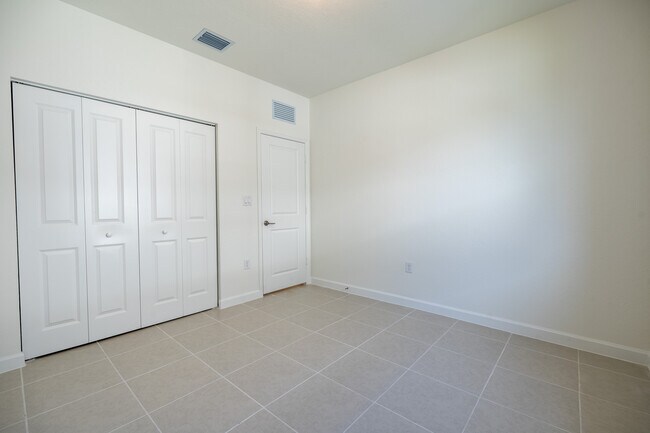 Building Photo - 2485 SE 29th Dr