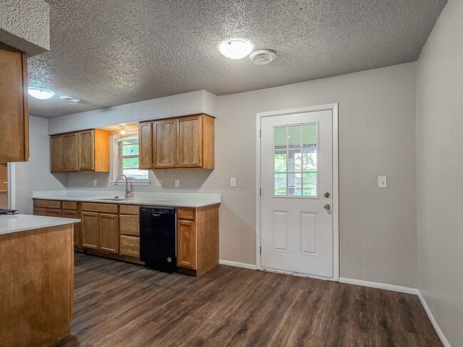 Building Photo - Newly Remodeled 4 bedroom 2 bath home in S...