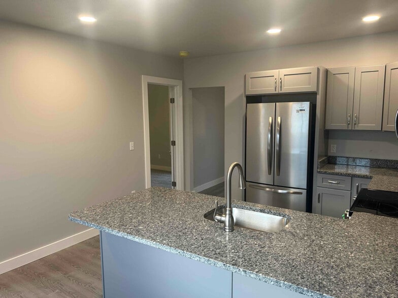 Building Photo - 523 W 17th St