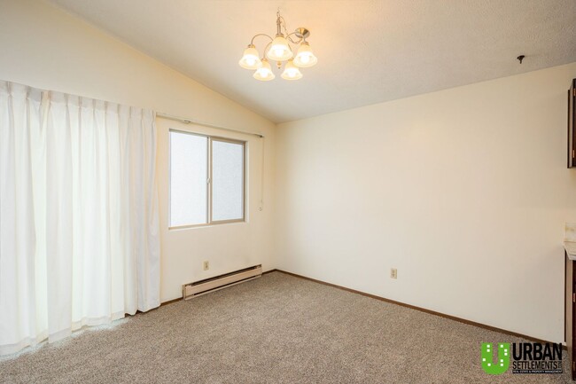 Building Photo - Spacious 2 bedrooms and 1 bathroom Town-ho...