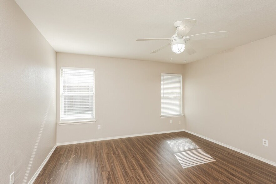 Building Photo - 1011 Caliente Dr