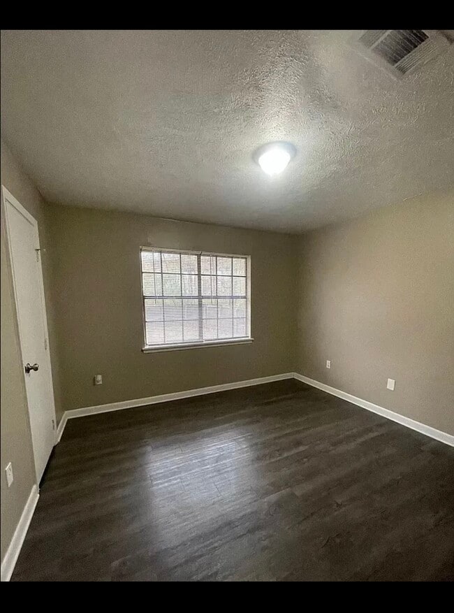 Building Photo - 233 Pecan Creek Dr