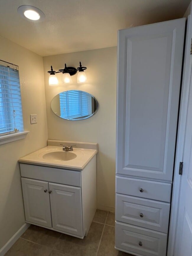 Building Photo - SPACIOUS 4 bed/2 bath home in desired location with double garage, fenced back yard!