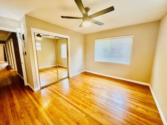 Building Photo - Move right in! This is an ideal home, gorg...