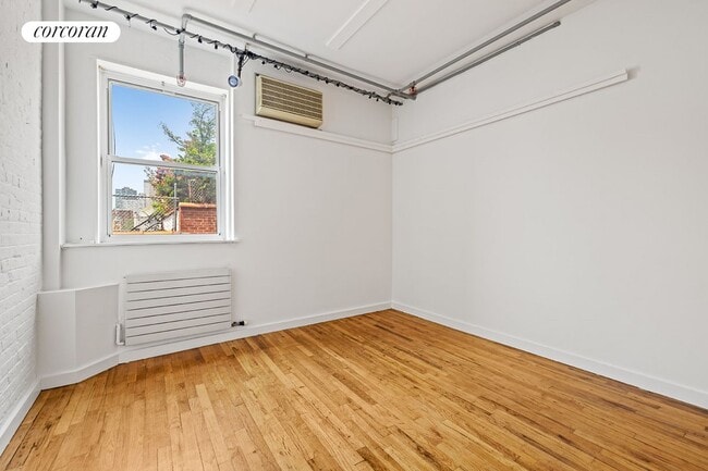Building Photo - 405 E 13th St