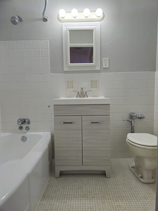 Bathroom#1 - 2909 N Sheridan Rd