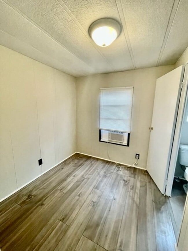 Building Photo - Must see this adorable 3 bedroom 1.5 bath Moble Home located it Dallas