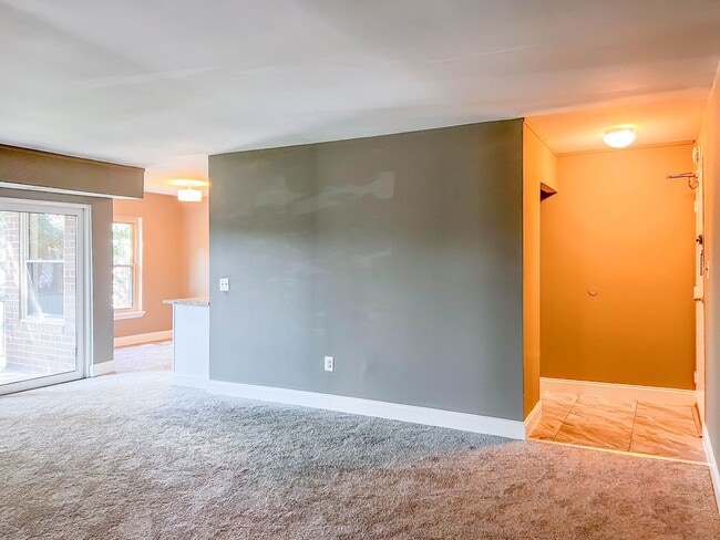 Building Photo - Suitland MD 2 BR 1 BA Renovated Condo