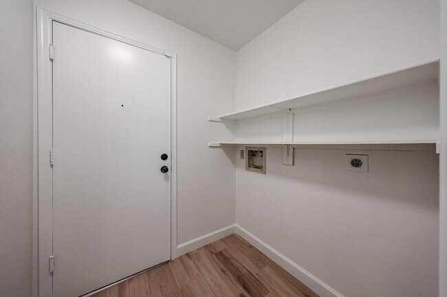 Building Photo - Beautifully renovated 3 bedroom 2 bathroom...