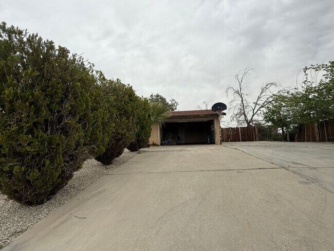 Building Photo - Victorville - 3 Bedrooms, 2 Bathrooms, New Paint, New Blinds, Tile Floors