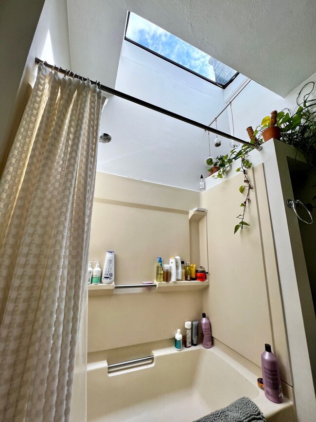 Building Photo - Stylish Top-Floor 2-Bedroom Condo with Pri...