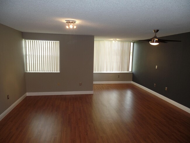 Building Photo - 2880 N Oakland Forest Dr