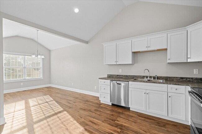 Building Photo - Pristine 3 Bed 2 Bath Home in Dalton