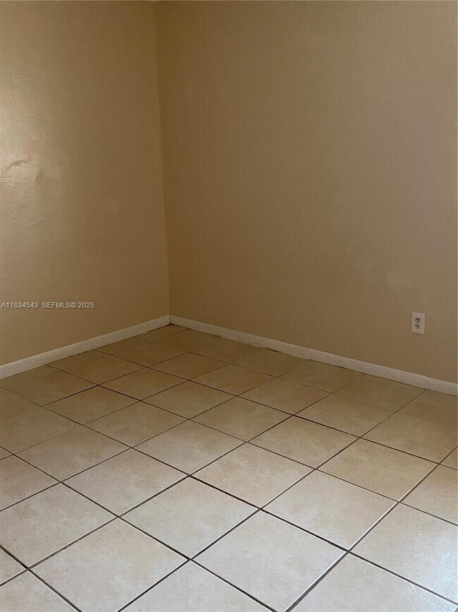 Building Photo - 10901 N Kendall Dr