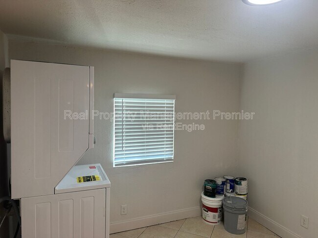 Building Photo - 1264 Ct-25