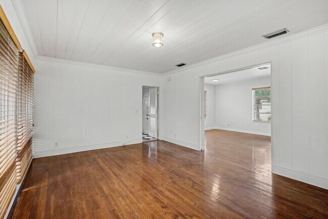 Building Photo - 240 Oleander Ave