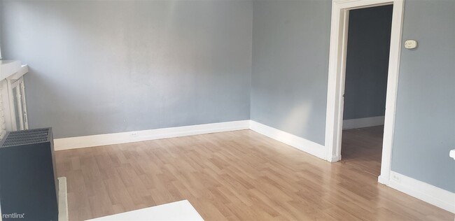 Building Photo - 1 br, 1 bath Triplex - 3389 Mulberry Stree...