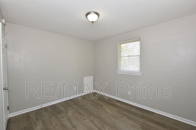 Building Photo - 7923 Thompson Rd