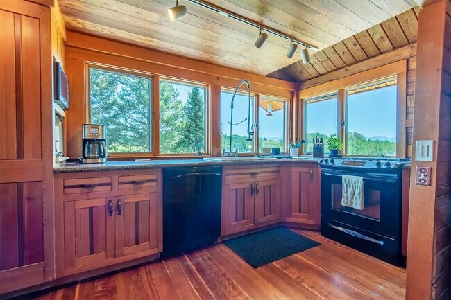 Building Photo - 10570 Rammell Mountain Rd