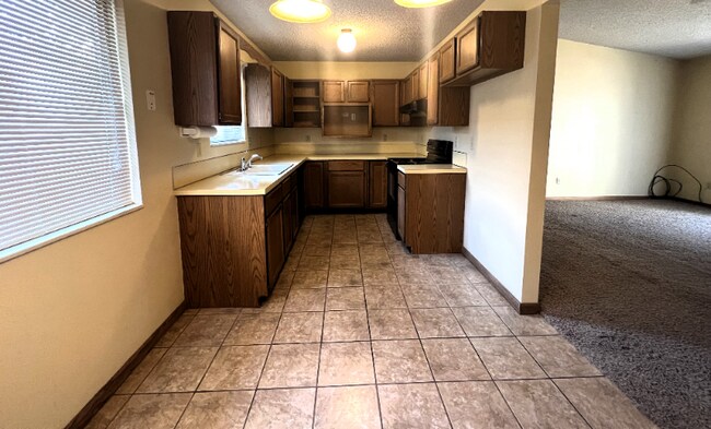 Building Photo - 2018 Rosewood Ct