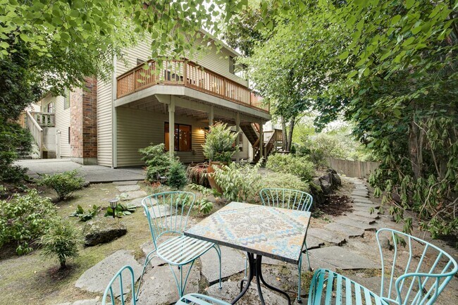Building Photo - 5bd/3.5ba Bellevue Home