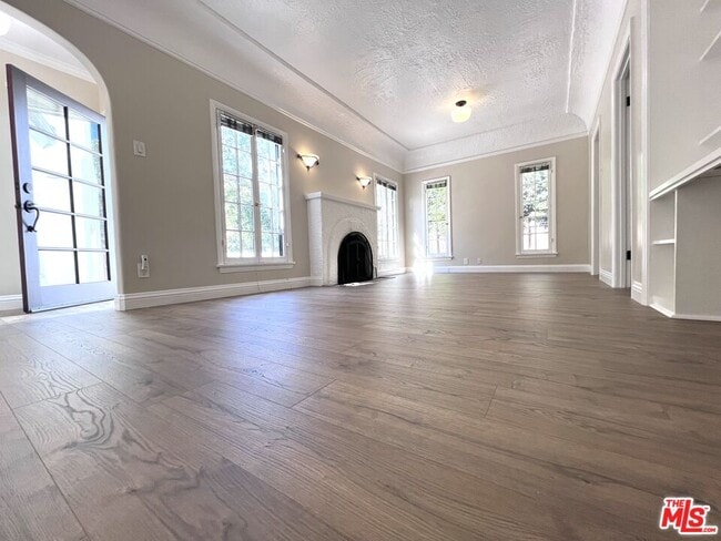 Building Photo - 810 N Harper Ave