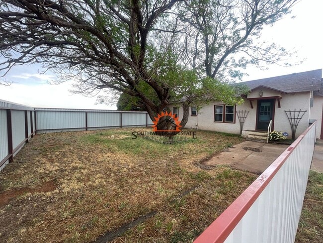 Building Photo - Charming Country home. 2 bed 1 bath