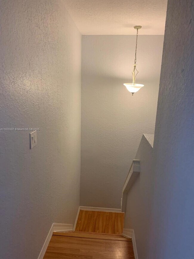 Building Photo - 865 SW 6th Ct