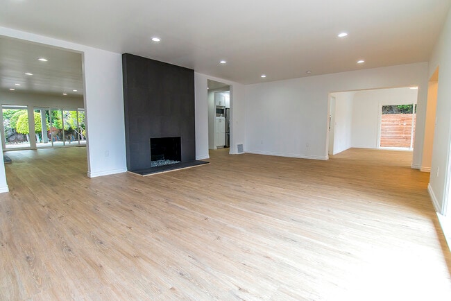 Building Photo - 621 N Bedford Dr