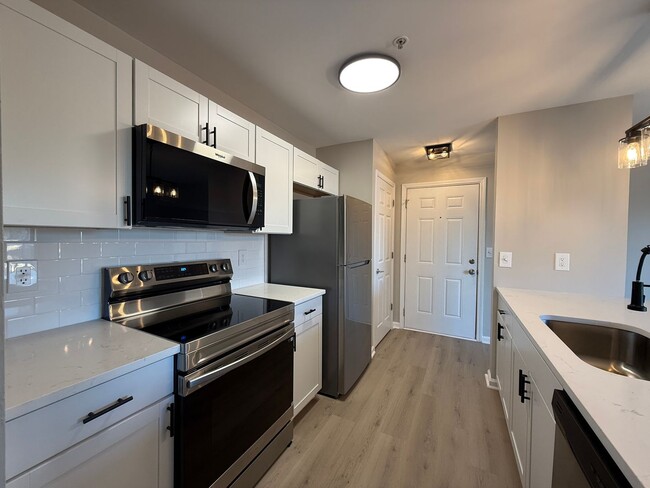 Building Photo - Move-In Ready University Area Condo with Modern Upgrades