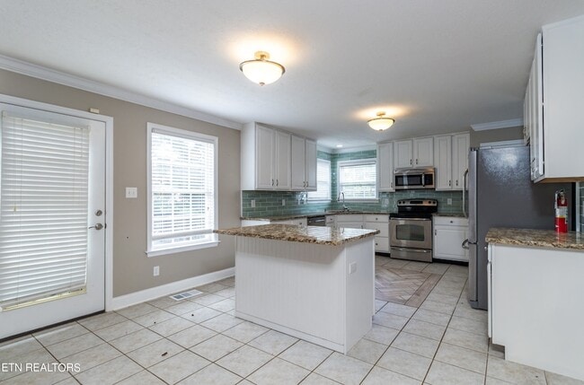 Building Photo - 1100 Winterberry Ln